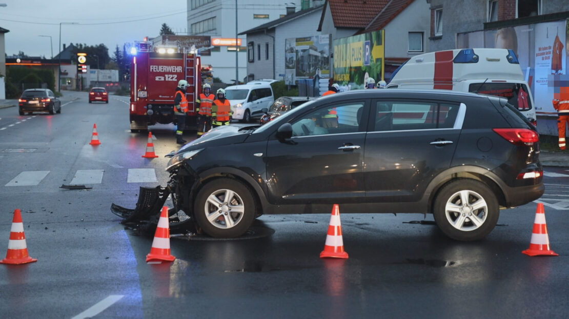 Schwerer Kreuzungscrash zwischen Auto und Kleintransporter in Wels-Pernau